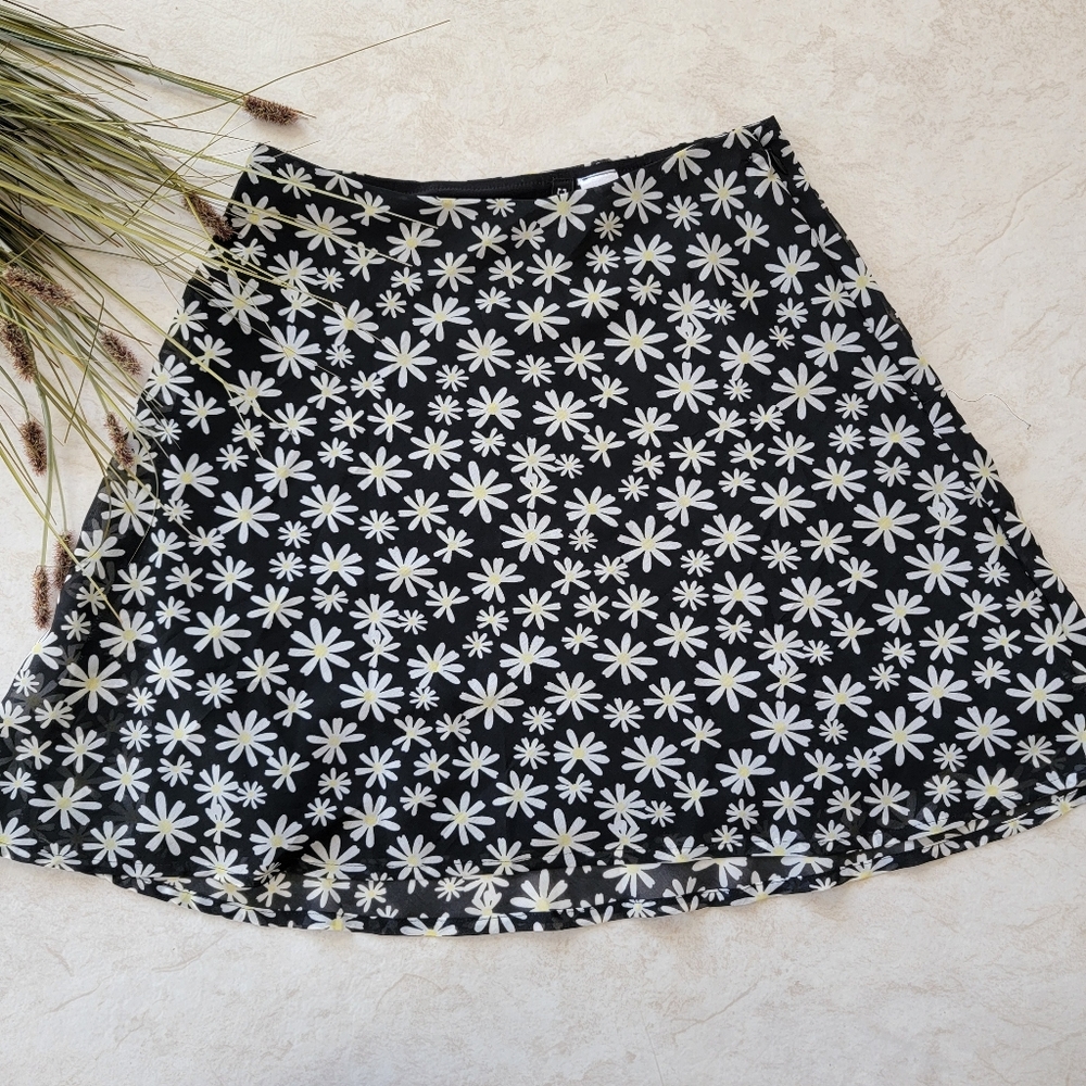 H&M 90s Style Black Skater Skirt with White Daisy Print Size 2